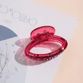 Dettaglio di una mini clip per capelli rosso rosa traslucido con finitura lucida e molla - Malva Traslucido