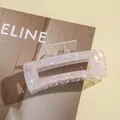 Dettaglio di una pinza per capelli quadrata viola iridescente con finitura madreperla - Viola chiaro