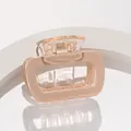 Dettaglio della pinza per capelli quadrata rosa nudo con molla oro su base lucida - Rosa Carne (D)