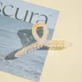 Detailaufnahme der großen Acryl-Haarklammer mit orangefarbenem Schildpatt-Muster-Design - Orange Beige Acetat Textur(D)