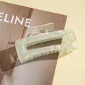 Dettaglio molletta per capelli rettangolare verde chiaro con finitura in acetato perlato - Verde chiaro