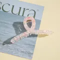 Dettaglio della pinza per capelli in resina rosa con trama marmorea e molla dorata - Trasparente Rosa Ghiaia(E)