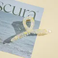 Dettaglio di un fermaglio per capelli in acrilico trasparente con inserti in conchiglia - Trasparente Giallo Bianco Ghiaia(G)