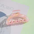 Détail de la pince à cheveux en acrylique rose marbré avec papillons en strass - Marbre Rose Jaune (A)