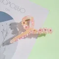 Dettaglio della molletta per capelli floreale con fiori di ciliegio rosa e cristalli - Rosa