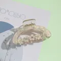 Λεπτομέρεια macro από πέρλα κλάμερ μαλλιών με διάτρητα λουλούδια και λαμπερά στρας - Κρεμ Λευκό Πέρλα