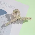 Dettaglio della molletta per capelli perlata con decorazioni di fiori e cristalli - verde chiaro
