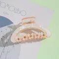 Détail d'une pince à cheveux en acrylique nacré avec papillons et strass ambrés sur magazine - Blanc Nacré (C)