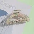 Détail d'une pince à cheveux papillon vert irisé ornée de strass brillants et élégants - Vert Clair Irisé (E)