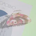 Détail de la pince à cheveux en acrylique marbré avec strass et petits papillons - Marbre Rose Brun (F)