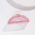 Dettaglio molletta per capelli rosa marmorizzata con accenti dorati e molla in metallo - Rosa Marmo Oro (D)