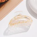 Dettaglio macro di una pinza per capelli media con texture marmorizzata bianca e oro - Bianco Sporco Marmo Oro (A)