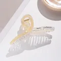 Detailopname van de 13cm parelmoer haarklem met elegante marmeren texturen - Crème Geel Marmertextuur (Barrette La France) / Geel