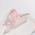 Dettaglio macro della pinza per capelli rosa perlato da 13cm con molla dorata - Rosa