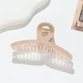 Dettaglio di un grande fermaglio per capelli trapuntato in resina con molla dorata - Cachi Chiaro