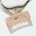 Dettaglio di una pinza per capelli rettangolare rosa con trama trapuntata e design vuoto - Khaki chiaro