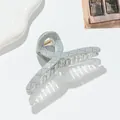 Dettaglio molletta per capelli grigia trapuntata con molla dorata su vassoio - Grigio