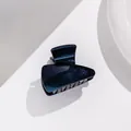 Dettaglio della piccola molletta per capelli blu navy con glitter ed effetto cielo stellato - Blu scuro