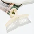 Dettaglio macro di un grande fermaglio per capelli crema con texture trapuntata - Bianco Sporco
