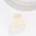 Dettaglio macro di un fermaglio per capelli crema con finitura perlata lucida - Bianco avorio