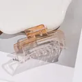Vista detallada de pinza para cabello cuadrada hueca con degradado ámbar transparente - Ámbar