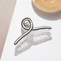 Détail d'une grande pince à cheveux en acétate avec motifs géométriques noir et blanc - Lignes Géométriques Noir Et Blanc (Blanc)