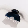 Gros plan d'une petite pince à cheveux bleu marine à paillettes avec effet scintillant - Bleu clair