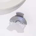 Détail de la petite pince à cheveux pailletée avec finition argentée et texture - Gris