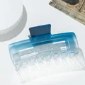 Dettaglio ravvicinato della pinza per capelli rettangolare blu con finitura sfumata - Blu