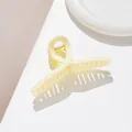 Détail macro d'une grande pince à cheveux mate crème avec ressort en métal et design croisé - 11cm / Blanc Cassé Croisé