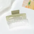 Detail van vierkante haarklem van matte hars met een groen avocado kleurverloop - Lichtgroen