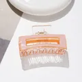 Vue détaillée d'une pince à cheveux rectangulaire rose avec un cadre transparent moderne - Rose