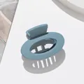 Dettaglio della pinza per capelli ovale blu Morandi opaco con finitura satinata e denti - Blu