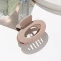 Dettaglio della pinza per capelli ovale opaca beige con eleganti giochi d'ombra - Khaki chiaro