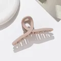 Gros plan sur une pince à cheveux mate rose Morandi au design croisé élégant - 11cm / Kaki Clair Croisé