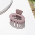 Dettaglio del piccolo fermaglio per capelli ovale opaco in rosa cipria satinato - Viola rosato