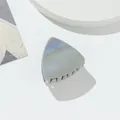 Vista macro de una pinza de pelo triangular brillante con acabado holográfico - Gris