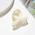 Detalle de pinza para el cabello color crema mate con diseño de nudo y textura de resina - Blanco Roto