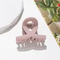 Detalle de la pinza de pelo de cinta rosa mate con acabado esmerilado y resorte metálico - Rosa Púrpura