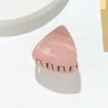 Detalle de pinza para el pelo con orejas de gato rosa brillante sobre un soporte blanco - Rosa