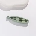 Détail de la pince à cheveux banane en résine vert menthe avec dents doubles imbriquées - Vert