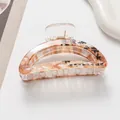 Große Haarklammer in brauner Marmoroptik mit eleganter schwarzer chinesischer Kalligrafie - Braun