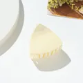 Detalle de la pinza para el pelo triangular color crema con purpurina fina y acabado plástico - Beige