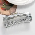 Dettaglio molletta per capelli vintage effetto marmo con calligrafia su sfondo grigio - Grigio