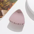 Primer plano de una pinza para el pelo mate rosa palo con diseño triangular chic - Rosa Púrpura