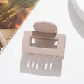 Détail macro d'une pince à cheveux carrée mate avec une texture élégante rose nude - Khaki Clair