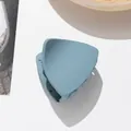Detalle de una pinza para el pelo azul mate Morandi con textura de plástico esmerilado - Azul Celeste