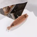 Détail de la pince banane en résine marron clair avec dents de peigne internes doubles - Khaki Foncé