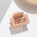 Détail d'une pince à cheveux rectangulaire rose mat avec design évidé et mécanisme à ressort - Khaki Foncé