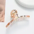 Detail einer Haarklammer mit Marmormuster, chinesischer Kalligrafie und rotem Siegel - Braun